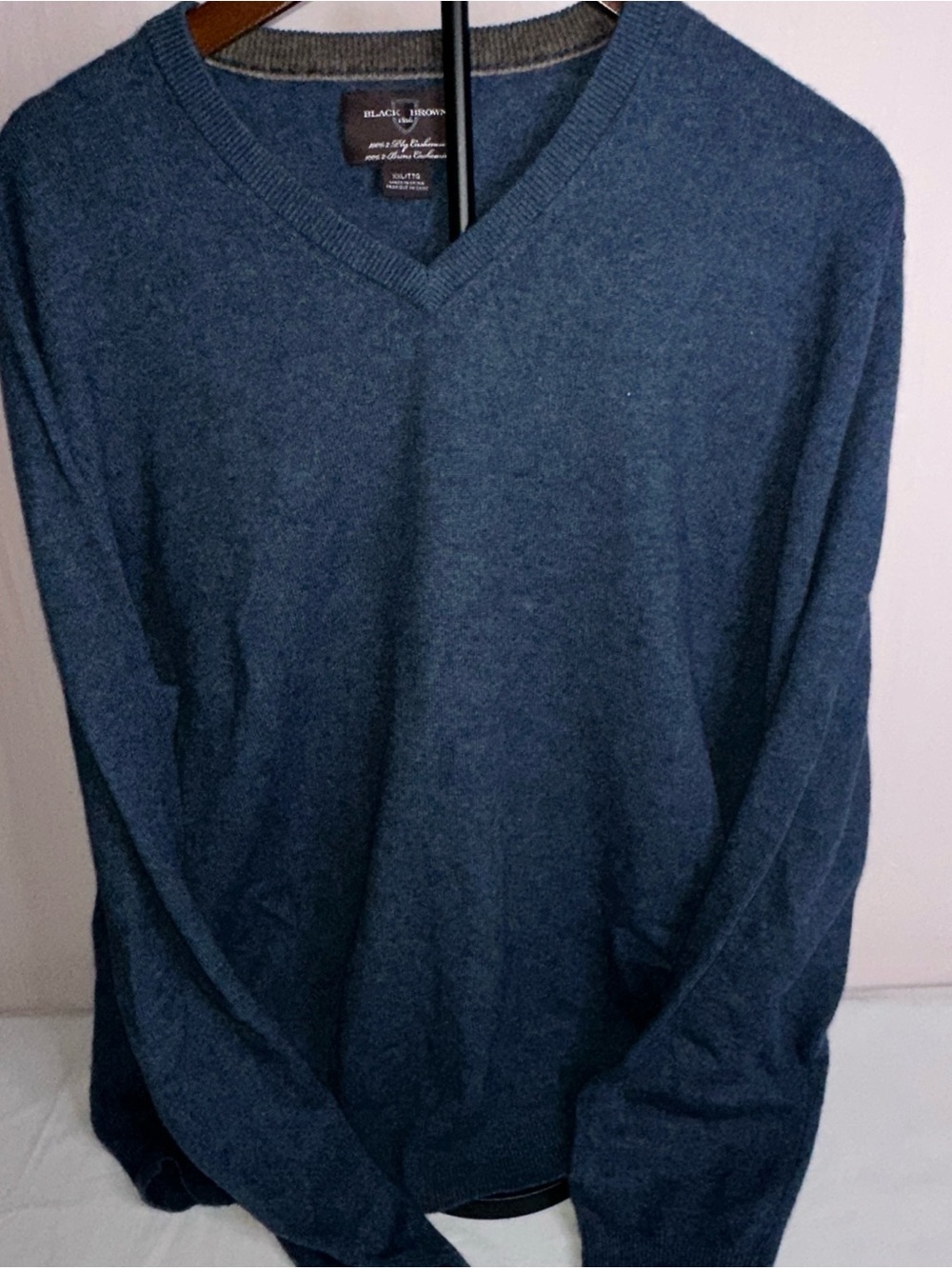 Black Brown V-Neck 2 Ply Cashmere Sweater in Deep Navy Blue
